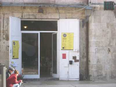 L'ingresso della libreria temporanea Spine Bookstore, aperta durante le feste natalizie negli spazi di Palazzo del Sedile, in piazza Mercantile 